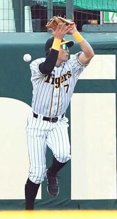 　打球を落球する現役時代の糸井嘉男氏＝２０２０年１０月