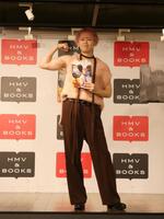 　筋肉を見せながら写真に応じるシューヤ