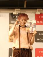 　笑顔で写真に応じるシューヤ