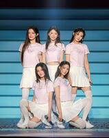 　ポーズを決めるＩＬＬＩＴ（ｐ）＆（ｃ）　ＢＥＬＩＦＴ　ＬＡＢ　Ｉｎｃ．