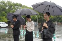 　長崎・平和祈念像に手を合わせる（左から）石川慶監督、広瀬すず、吉田羊©２０２５　Ａ　Ｐａｌｅ　Ｖｉｅｗ　ｏｆ　Ｈｉｌｌｓ　Ｆｉｌｍ　Ｐａｒｔｎｅｒｓ