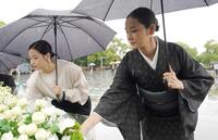 　献花する（左から）広瀬すず、吉田羊（Ｃ）２０２５　Ａ　Ｐａｌｅ　Ｖｉｅｗ　ｏｆ　Ｈｉｌｌｓ　Ｆｉｌｍ　Ｐａｒｔｎｅｒｓ