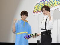 　知念英和（左）からバトンを受け取った今井竜太郎