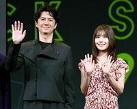 　手を振る福山雅治（左）と有村架純（撮影・開出牧）