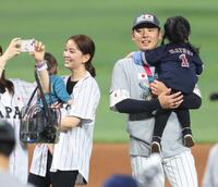 　２０２３年３月、ＷＢＣで。長女を抱っこする松井裕樹と長男を抱く妻の石橋杏奈