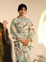 　写真に応じる吉川愛