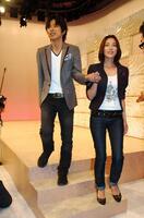 　結婚会見を終え、仲良く手をつないで壇上を降りるＶ６・井ノ原快彦と瀬戸朝香＝２００７年