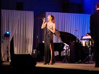 　「ニューヨーク、ニューヨーク」を熱唱する和央ようか