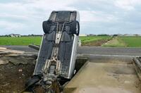 　大雨に見舞われた熊本県八代市で道路脇に転落した車