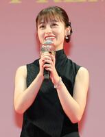 　ジャパンプレミアであいさつする橋本環奈（撮影・西岡正）