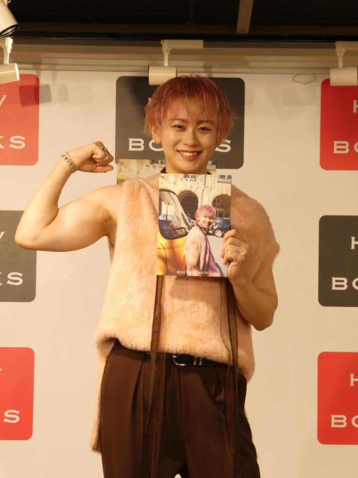 　筋肉を見せながら写真に応じるシューヤ