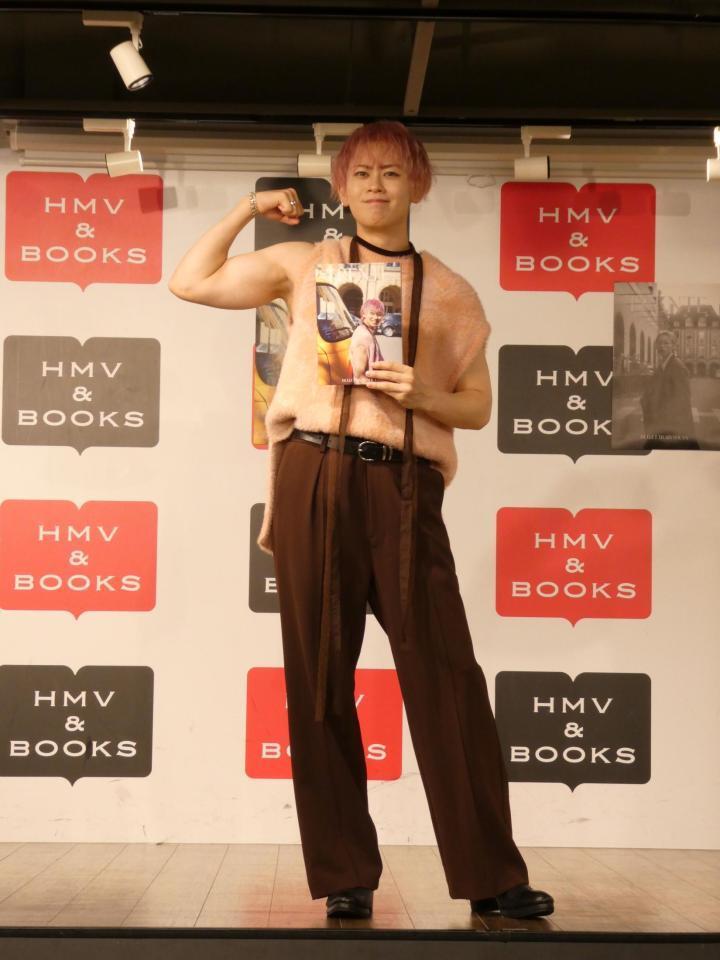 　筋肉を見せながら写真に応じるシューヤ