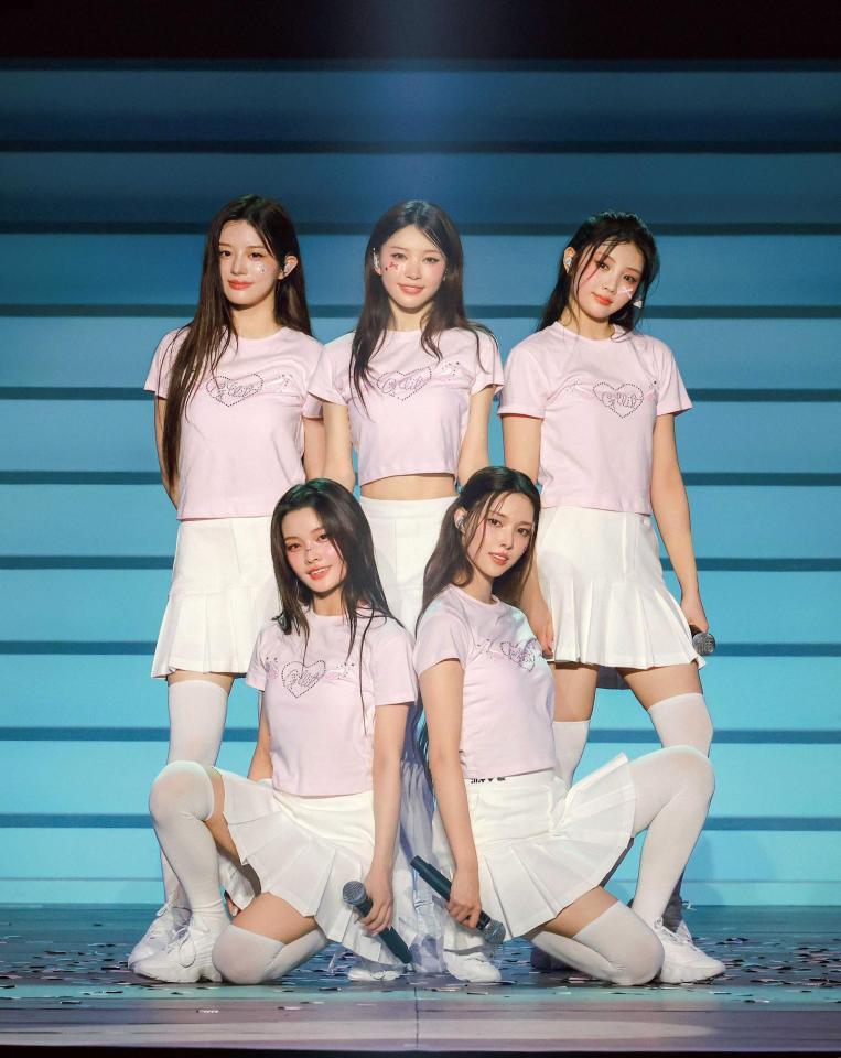 　ポーズを決めるＩＬＬＩＴ（ｐ）＆（ｃ）　ＢＥＬＩＦＴ　ＬＡＢ　Ｉｎｃ．