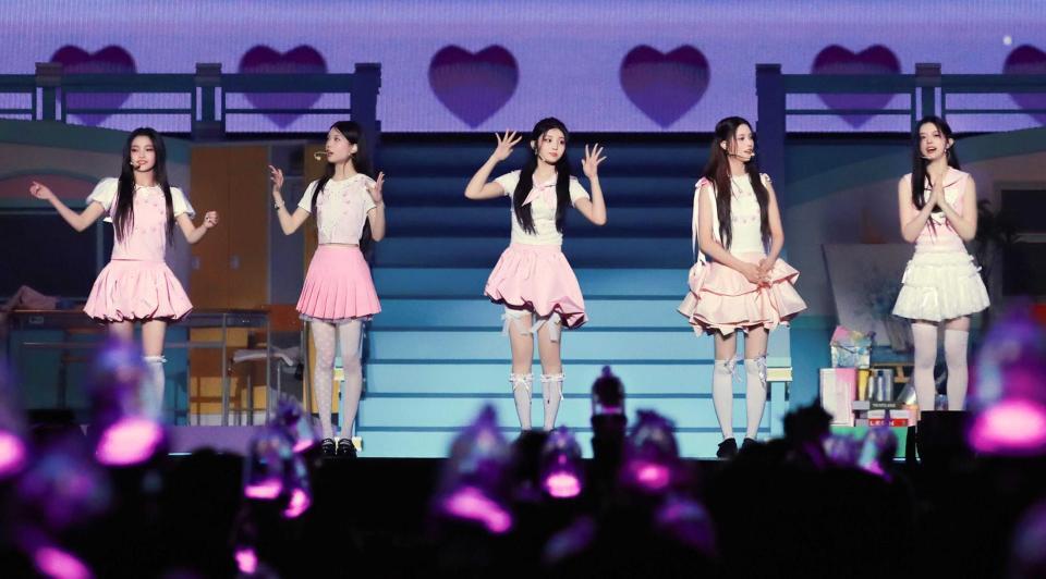 　トークで盛り上げる（左から）ＩＬＬＩＴのＩＲＯＨＡ、ＭＯＫＡ、ＷＯＮＨＥＥ、ＹＵＮＡＨ、ＭＩＮＪＵ（Ｐ）＆（Ｃ）　ＢＥＬＩＦＴ　ＬＡＢ　Ｉｎｃ．