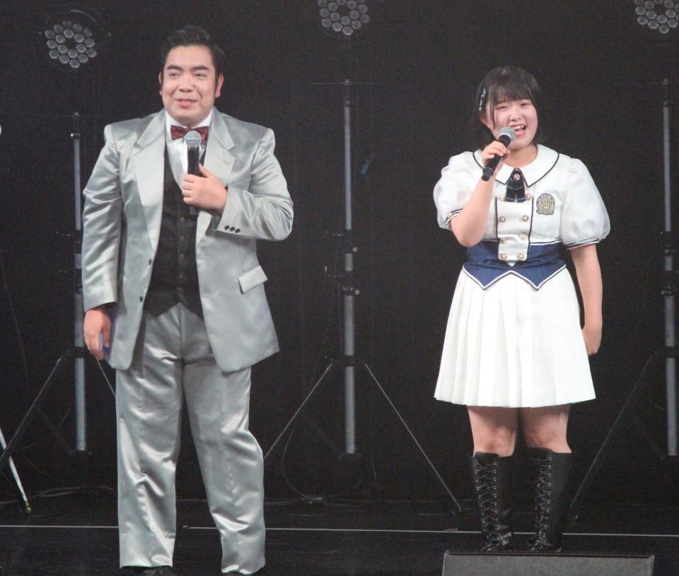 　２人で歌うＳＴＵ４８の池田裕楽（右）と徳永ゆうき