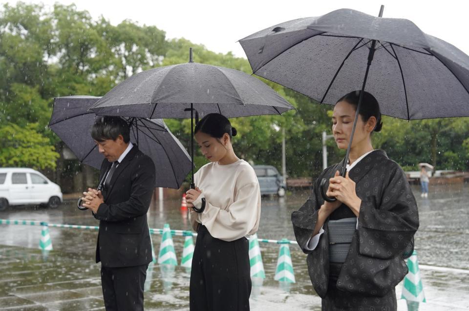 　長崎・平和祈念像に手を合わせる（左から）石川慶監督、広瀬すず、吉田羊©２０２５　Ａ　Ｐａｌｅ　Ｖｉｅｗ　ｏｆ　Ｈｉｌｌｓ　Ｆｉｌｍ　Ｐａｒｔｎｅｒｓ