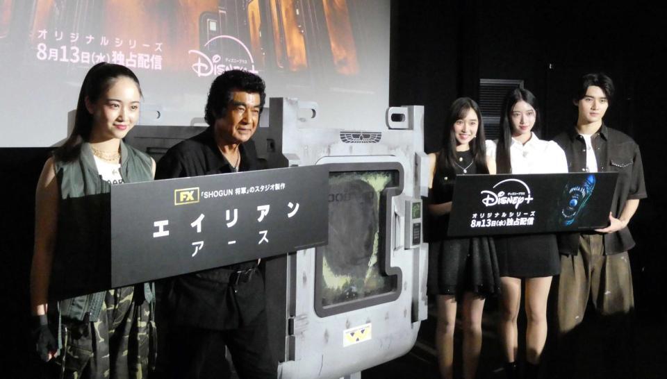 　（左から）天翔愛、藤岡弘、、藤岡舞衣、天翔天音、藤岡真威人