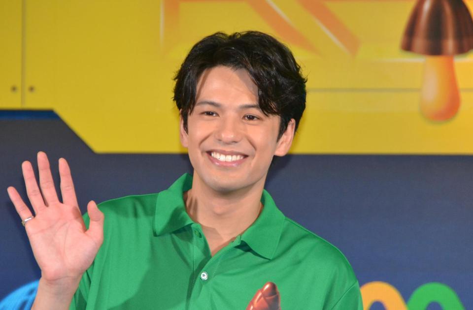 　「きのこの山たけのこの里　どっち派判定ＡＩ　ＭＯＴＨＥＲ誕生　発表会」に登場した森崎ウィン