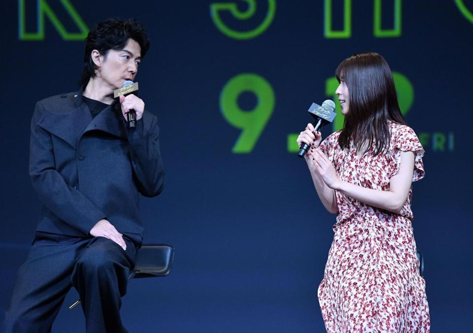 　舞台あいさつでトークをする福山雅治（左）と有村架純（撮影・開出牧）