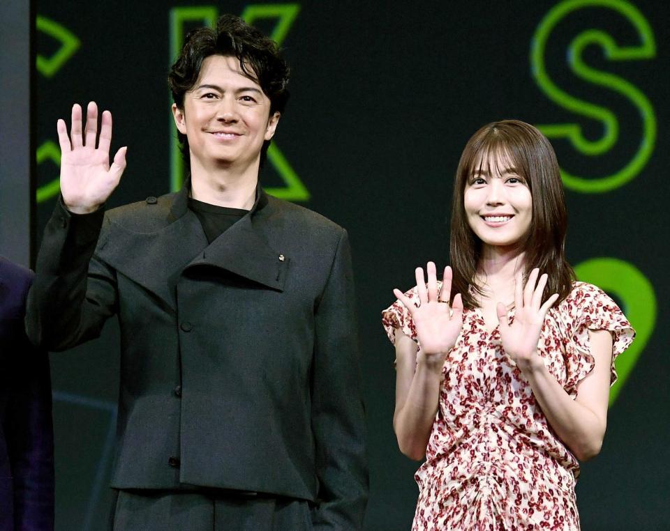 　手を振る福山雅治（左）と有村架純（撮影・開出牧）