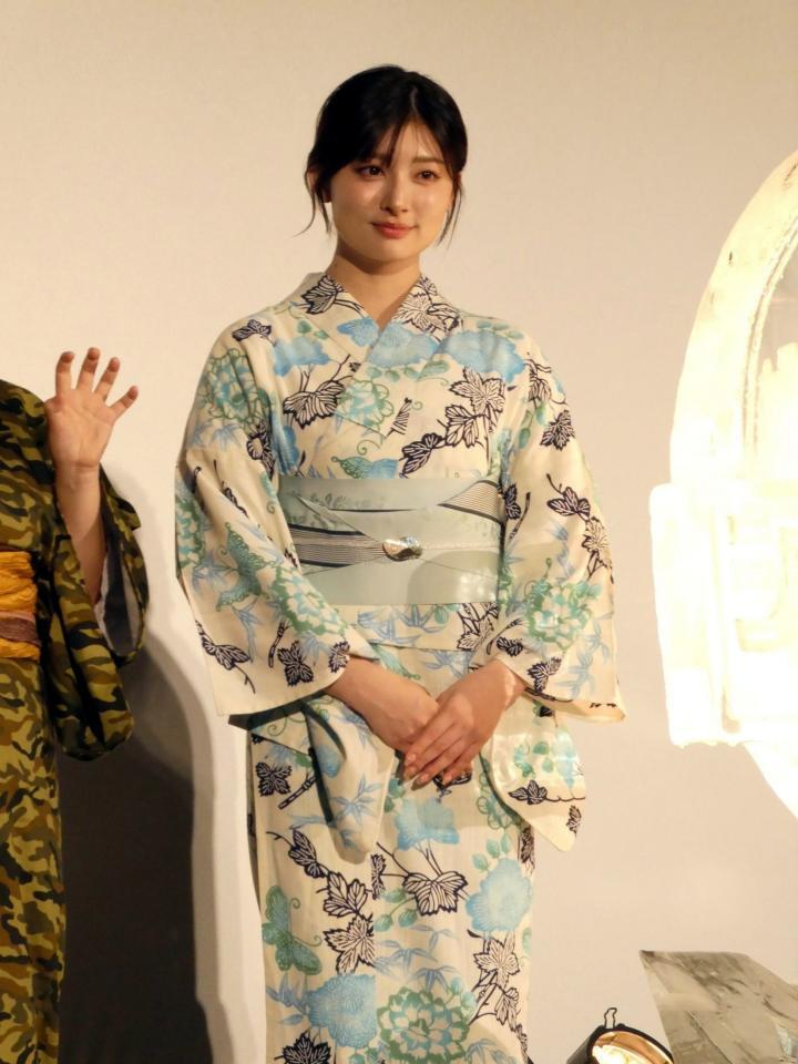 　写真に応じる吉川愛