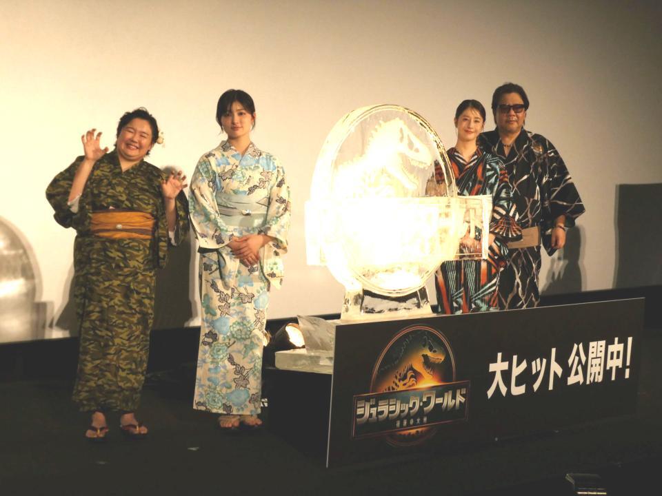 　写真に応じる（左から）やす子、吉川愛、松本若菜、楠大典