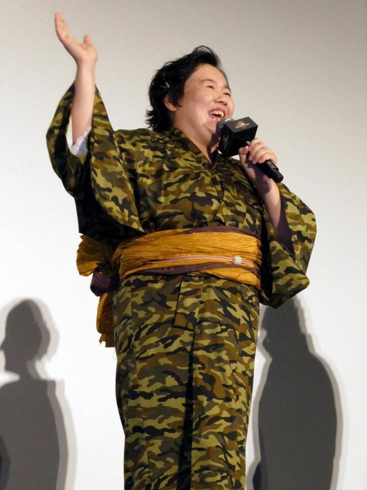 　笑顔でトークするやす子