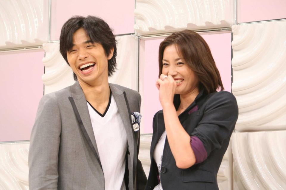 　結婚会見で幸せいっぱいの笑顔を見せる井ノ原快彦と瀬戸朝香＝２００７年