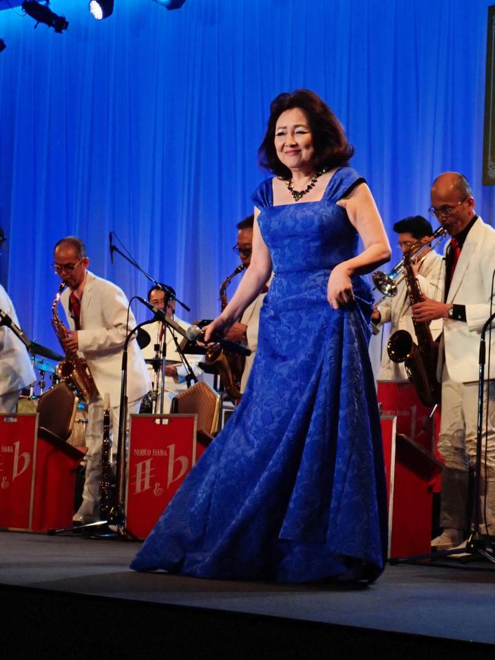 　原信夫とシャープス＆フラッツをバックに歌う阿川泰子