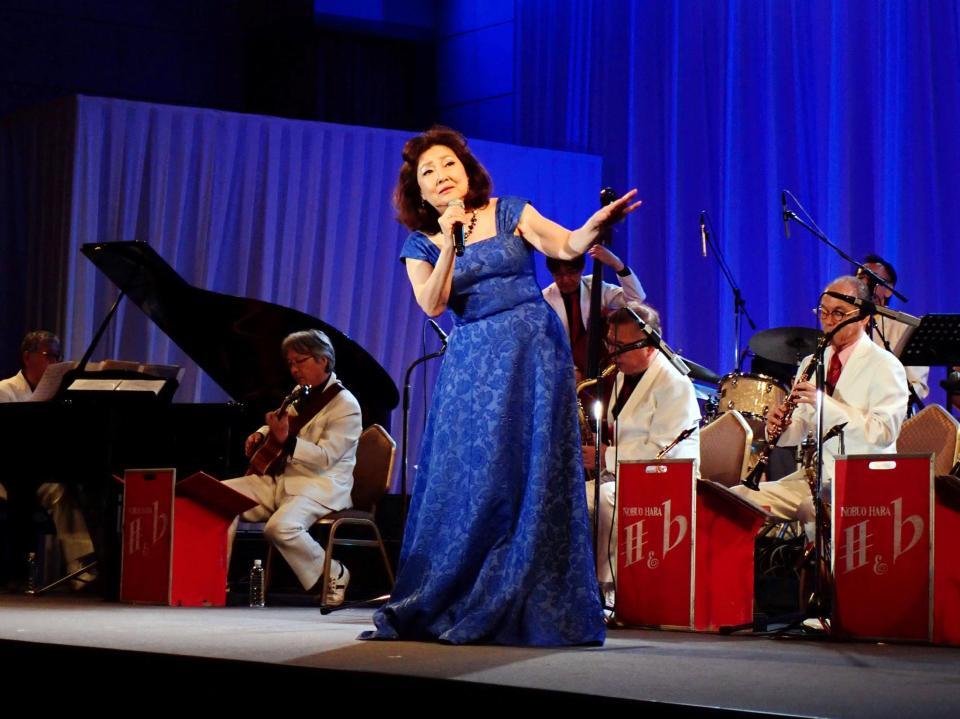　原信夫とシャープス＆フラッツをバックに歌う阿川泰子