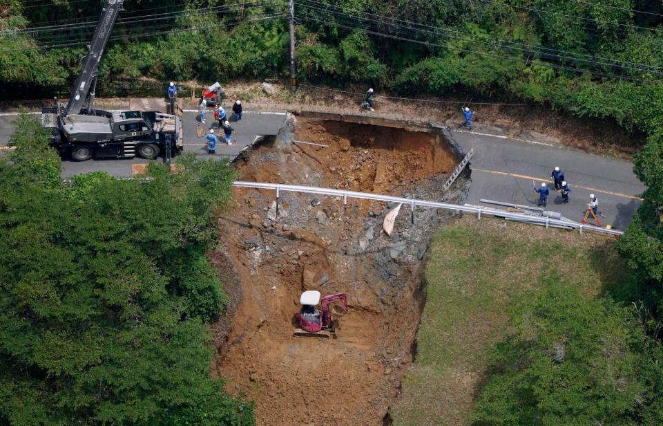 　大雨で崩落した熊本県八代市の道路（共同通信社ヘリから）