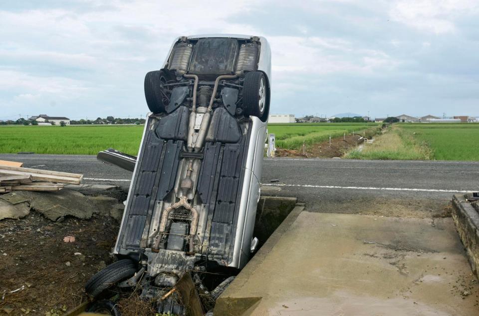 　大雨に見舞われた熊本県八代市で道路脇に転落した車