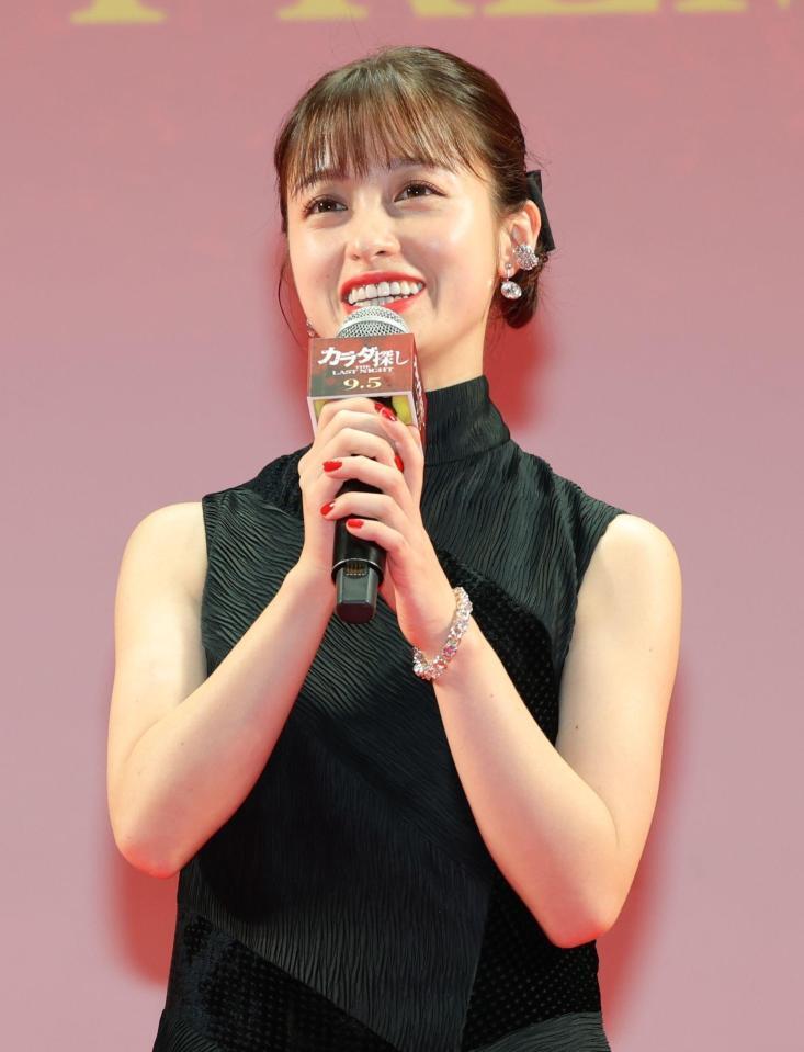 　ジャパンプレミアであいさつする橋本環奈（撮影・西岡正）