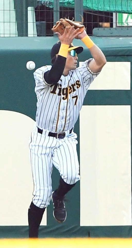 　打球を落球する現役時代の糸井嘉男氏＝２０２０年１０月