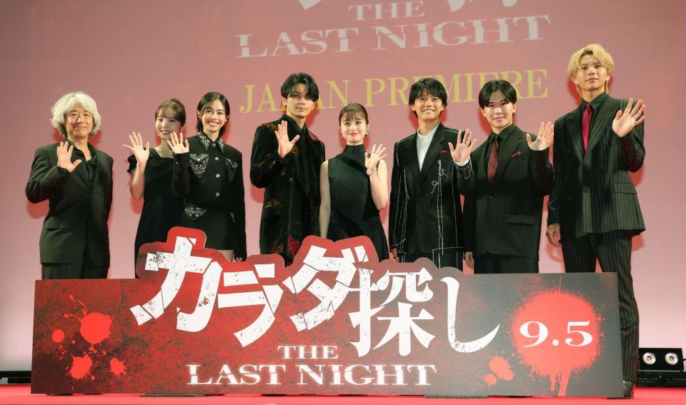 　ジャパンプレミアで手を振る（左から）羽住英一郎監督、本田真凜、安斉星来、眞栄田郷敦、橋本環奈、櫻井海音、鈴木福、吉田剛明（撮影・西岡正）