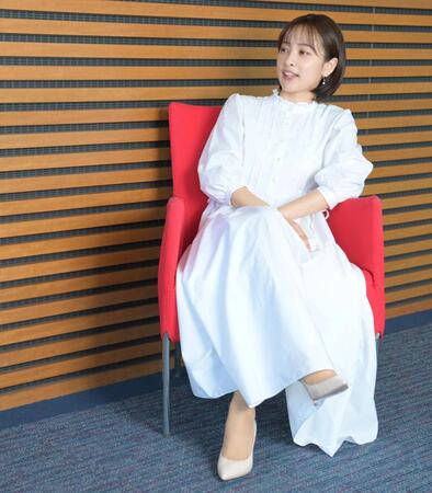 　映画「千と千尋の神隠し」に登場する湯婆婆のモノマネをする日本テレビ・河出奈都美アナウンサー。一瞬で湯婆婆が憑依していました（撮影・伊藤笙子）