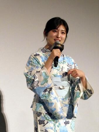　浴衣を見せる吉川愛