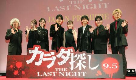 　ジャパンプレミアで手を振る（左から）羽住英一郎監督、本田真凜、安斉星来、眞栄田郷敦、橋本環奈、櫻井海音、鈴木福、吉田剛明（撮影・西岡正）