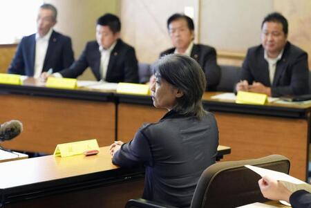 　静岡県伊東市議会の百条委員会で、証人尋問に応じ質問を聞く田久保真紀市長