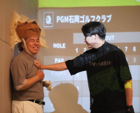 　的外れなアドバイスをした大西ライオン（左）を詰める吉村崇