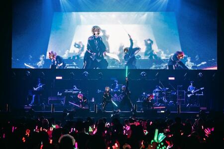 　パフォーマンスを行う「騎士Ｘ　－　Ｋｎｉｇｈｔ　Ｘ　－」（左から）てるとくん、タケヤキ翔、しゆん、ばぁう