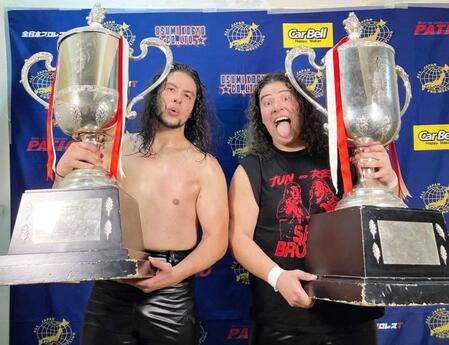 　兄の斉藤ジュン（左）と弟の斉藤レイ（２０２４年１２月）