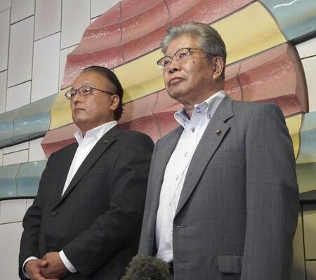 　静岡県伊東市議会で、百条委員会後に報道陣の取材に応じる中島弘道議長（右）