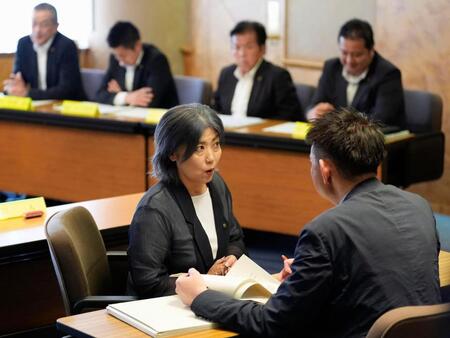 　静岡県伊東市議会の百条委員会で証人尋問に応じ、同席した弁護士（右）と話す田久保真紀市長