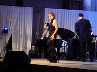 　「エイント・ノー・マウンテン・ハイ・イナフ」を歌うマリーン