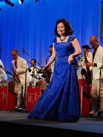 　原信夫とシャープス＆フラッツをバックに歌う阿川泰子