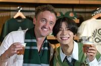 　「ハリー・ポッターショップ原宿　オープン記念イベント」に登場した松島聡（右）とトム・フェルトン