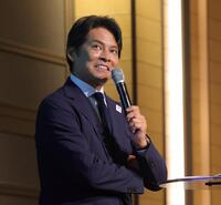 　スペシャルアンバサダーとして話す織田裕二（撮影・西岡正）