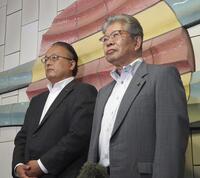 　静岡県伊東市議会で、百条委員会後に報道陣の取材に応じる中島弘道議長（右）