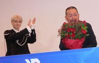 　脚本家・西田シャトナー氏の誕生日に花束を渡したＪＯ１の白岩瑠姫